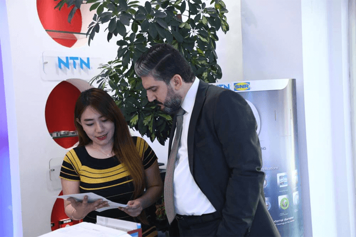 Consulta técnica en el mostrador de NTN