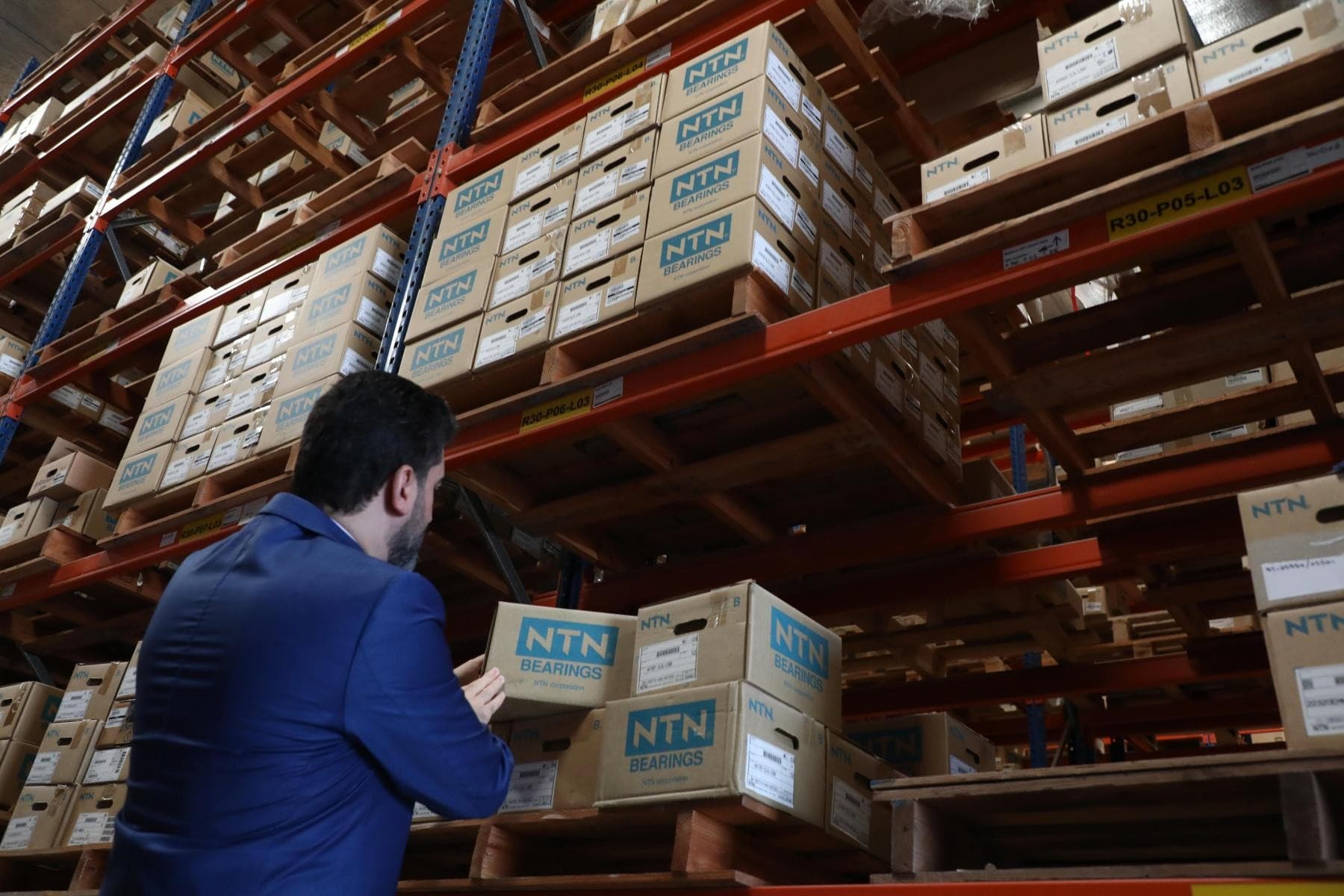 Equipo verificando existencias en el almacén