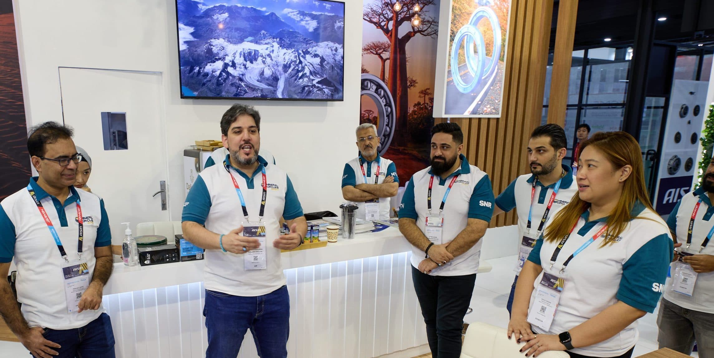 El equipo de MCB en el stand de Automechanika Dubai